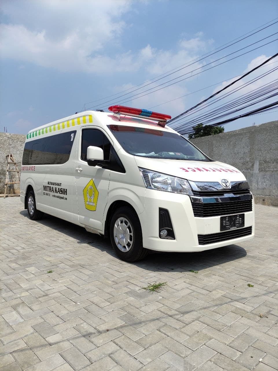 Toyota Hiace Premio Ambulance 2