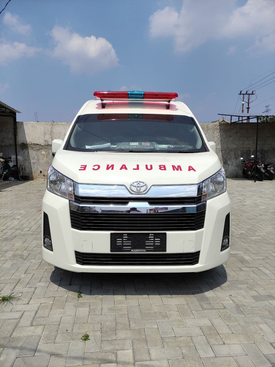 Toyota Hiace Premio Ambulance 1