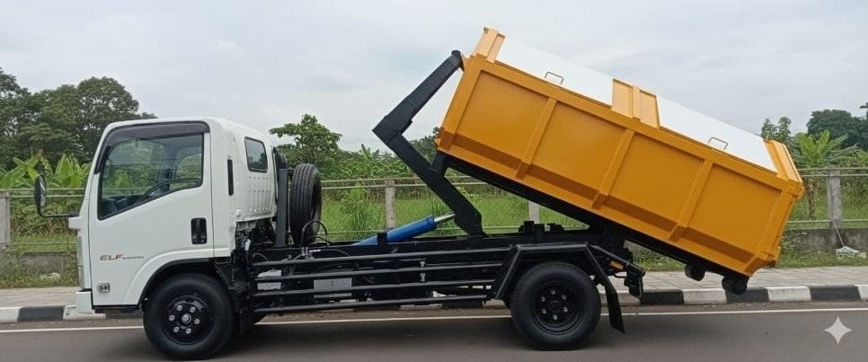 Isuzu ELF Arm Roll 1
